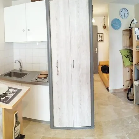 Nice 29m With Loggia Near The Beach! Кавалер-сюр-Мер